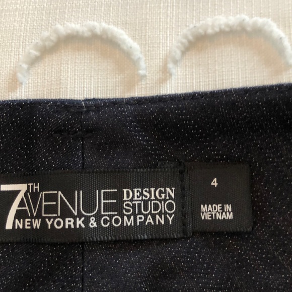 New York & Company Womens Shorts. SZ 4. - Picture 7 of 9